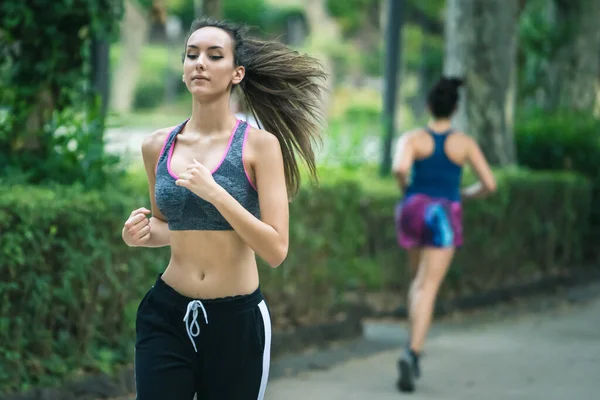 Νεαρή Κοπέλα Τρέχει Στο Πάρκο Αθλητική Γυναίκα Που Παίζει Γυμναστική — Φωτογραφία Αρχείου