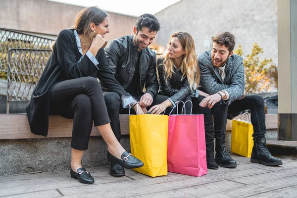 Gente Sentada Una Pequeña Pared Mirando Regalo Los Bienes Que — Foto de Stock