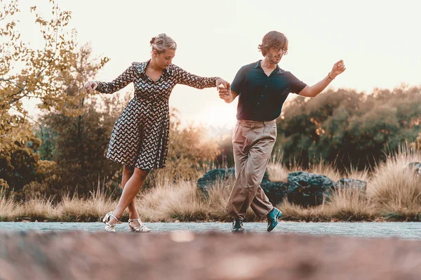 Dois Amigos Dançar Pôr Sol Parque Casal Jovens Divertindo Dançando — Fotografia de Stock