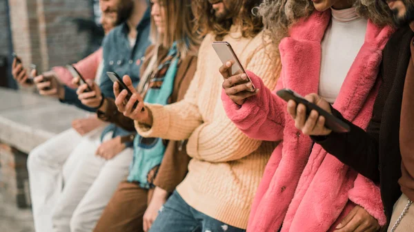 Grupo Jóvenes Multiétnicos Que Utilizan Teléfonos Inteligentes Sentados Banco Personas — Foto de Stock