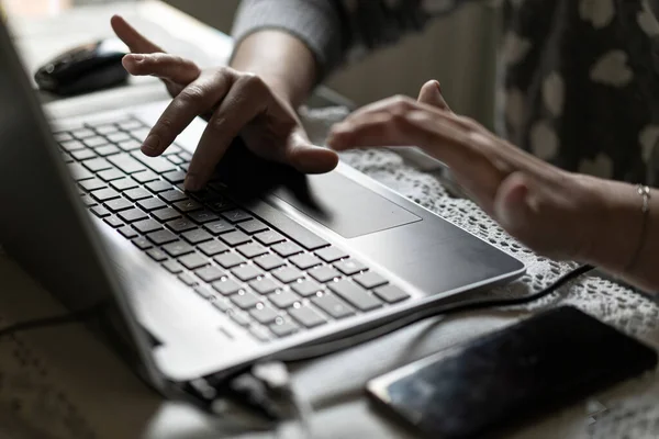 Slim Werkconcept Jonge Vrouw Die Haar Laptop Thuis Gebruikt Thuis — Stockfoto