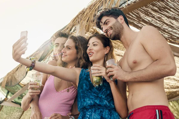 Jovens Bonitos Divertindo Bar Quiosque Madeira Praia Amigos Felizes Brincando — Fotografia de Stock