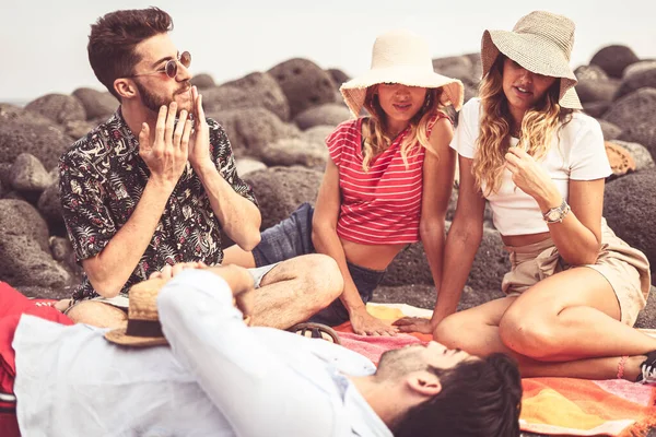 Gruppo Amici Seduti Sulla Spiaggia Trendy Gruppo Adolescenti Giovani Adulti — Foto Stock