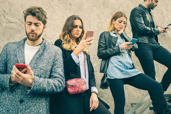 Moda Amigos Moda Uso Teléfonos Inteligentes Calle Dispuestos Una Escalera — Foto de Stock