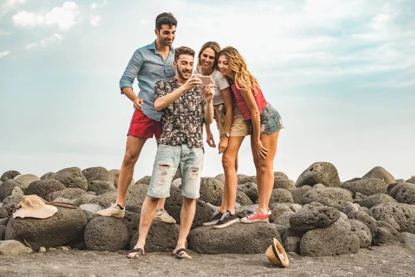 Jovens Divertindo Fazendo Selfies Beira Mar Verão — Fotografia de Stock