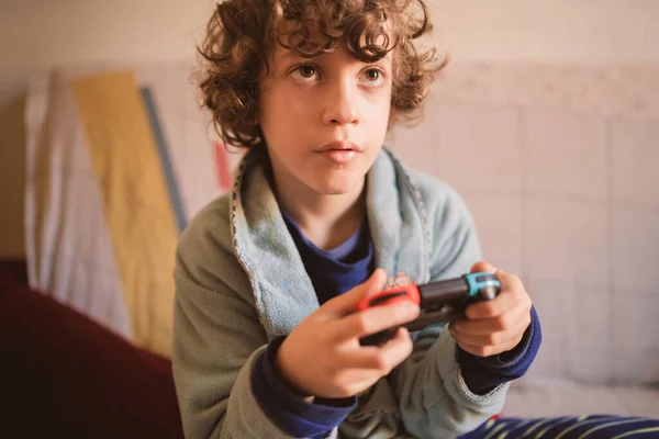 Rimani Casa Sicuro Bambino Carino Sta Giocando Videogiochi Alla Console — Foto Stock