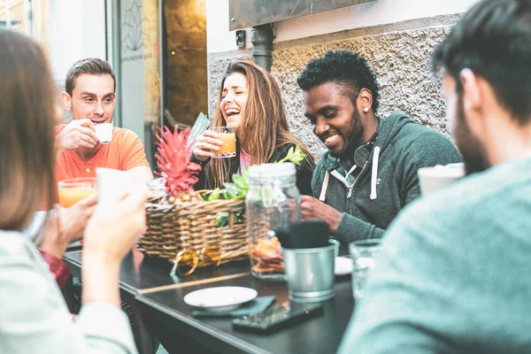 Groep Van Millennial Multiraciale Mensen Drinken Plezier Hebben Een Coffeeshop — Stockfoto