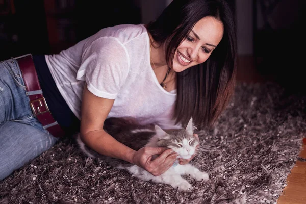 成年妇女和家猫一起玩宠物疗法 被隔离 安全呆在家里 保持头孢病毒的健康概念 — 图库照片