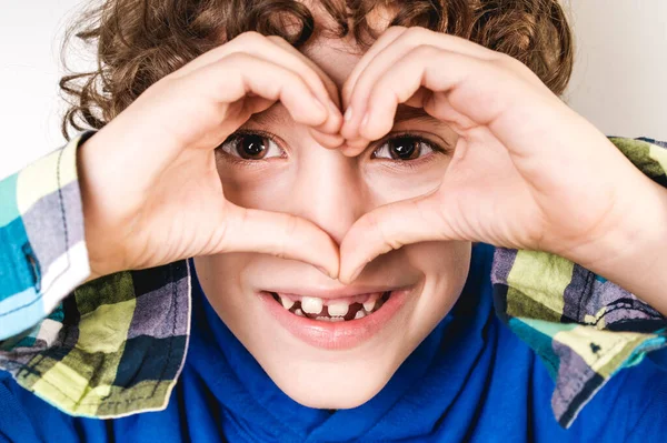 Gros Plan Visage Jeune Garçon Regardant Caméra Depuis Une Forme — Photo