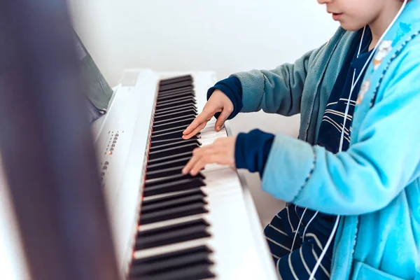 Carino Ragazzo Suonare Tastiera Pianoforte Digitale Quarantena Coronavirus Isolamento Epidemia — Foto Stock