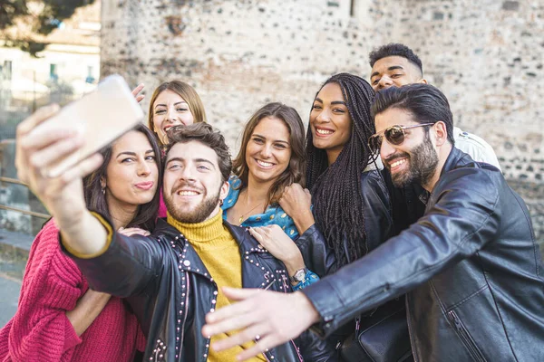 Bir Grup Melez Genç Dışarıda Selfie Çekerken Eğleniyor Çok Irklı — Stok fotoğraf