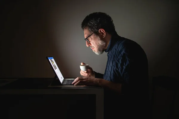 Man Van Middelbare Leeftijd Die Een Tablet Van Thuis Gebruikt — Stockfoto