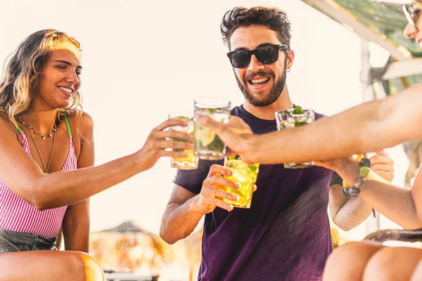 Gruppo Giovani Che Fanno Una Festa Spiaggia Brindando Con Bevande — Foto Stock