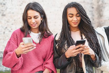 En iyi çok ırklı arkadaşlar açık havada akıllı telefon kullanır.