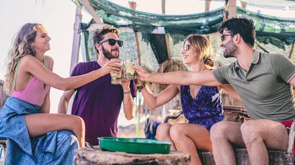 Melhores Amigos Bebendo Coquetel Praia Brindando Durante Happy Hour — Fotografia de Stock