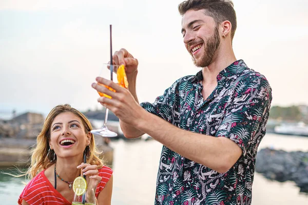 Paio Giovani Ragazzi Divertono Durante Happy Hour Bevendo Aperitivi Alcolici — Foto Stock
