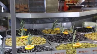 Piyasada taze zeytin