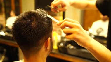 Modaya uygun berber traş olan insanlar. 