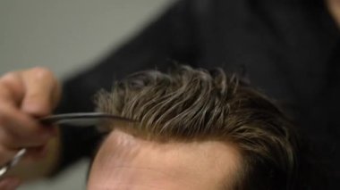 Modaya uygun berber traş olan insanlar. 