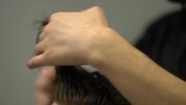 Stilvoll Modische Friseur Rasieren Menschen — Stockvideo