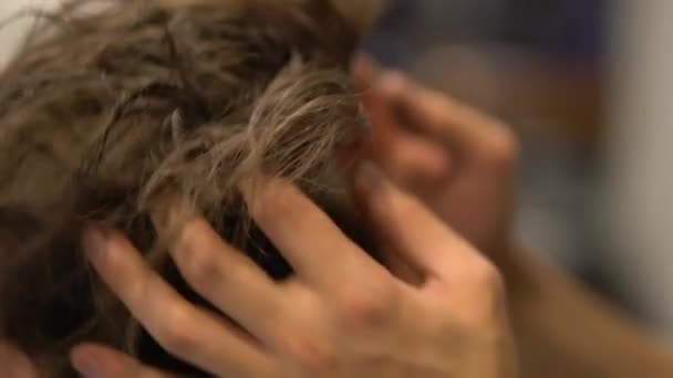 时髦的理发师刮胡子的人 — 图库视频影像