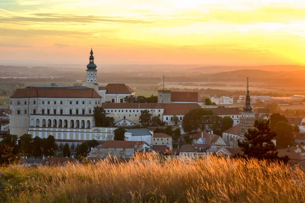 Mikulov Kalesi ve tarihi şehir merkezinin güzel tarihi manzaralı romantik manzarası, gün batımı. Mikulov, Moravya, Çek Cumhuriyeti 'nin Kutsal Tepesi' nden görüntüler..