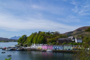 İskoçya 'nın Skye Adası' ndaki Portree kasabasının limanındaki renkli binaların ve evlerin manzara manzarası. Avrupa 'daki popüler turizm merkezi. Yaz tatili.