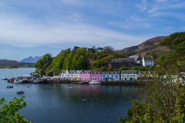 İskoçya 'nın Skye Adası' ndaki Portree kasabasının limanındaki renkli binaların ve evlerin manzara manzarası. Avrupa 'daki popüler turizm merkezi. Yaz tatili.