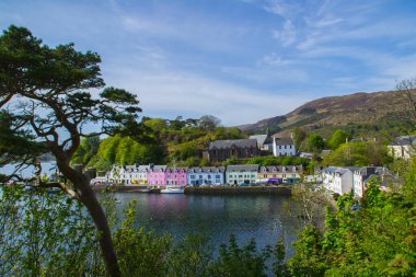 İskoçya 'nın Skye Adası' ndaki Portree kasabasının limanındaki renkli binaların ve evlerin manzara manzarası. Avrupa 'daki popüler turizm merkezi. Yaz tatili.