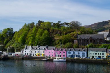 İskoçya 'nın Skye Adası' ndaki Portree kasabasının limanındaki renkli binaların ve evlerin manzara manzarası. Avrupa 'daki popüler turizm merkezi. Yaz tatili.