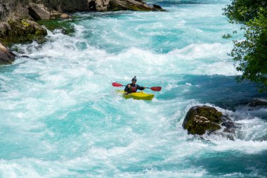 Yeni Zelanda 'ya git. Taupo Gölü, Kuzey Adası 'ndaki Huka Şelaleleri' nin en popüler turistik mekanı. Beyaz ve turkuaz su, arka planda yeşil orman. Güzel manzara manzarası. Aktif yaz tatili. 