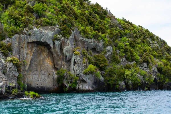 Yeni Zelanda 'yı, Kuzey Adası' nı, Taupo 'yu dolaş. Büyük Taupo Gölü 'ndeki kayada oyulmuş Iconic Maori kayası manzarası. Popüler turistik ilgi / etkinlik.