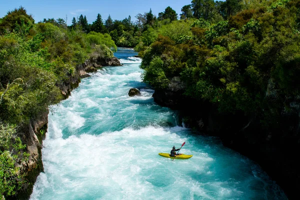 Yeni Zelanda 'ya git. Taupo Gölü, Kuzey Adası 'ndaki Huka Şelaleleri' nin en popüler turistik mekanı. Beyaz ve turkuaz su, arka planda yeşil orman. Güzel manzara manzarası. Aktif yaz tatili. 