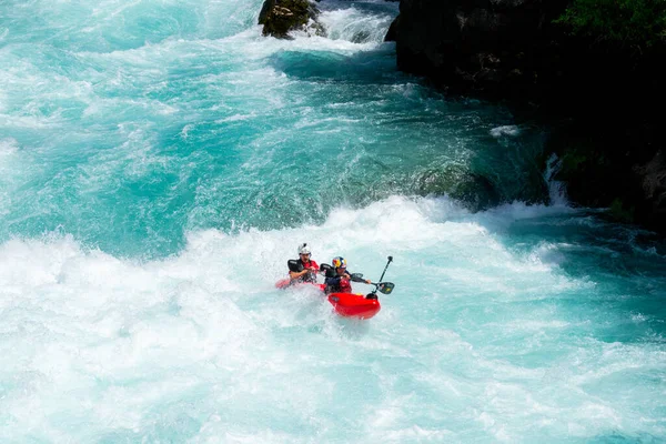 Yeni Zelanda 'ya git. Taupo Gölü, Kuzey Adası 'ndaki Huka Şelaleleri' nin en popüler turistik mekanı. Beyaz ve turkuaz su, arka planda yeşil orman. Güzel manzara manzarası. Aktif yaz tatili. 
