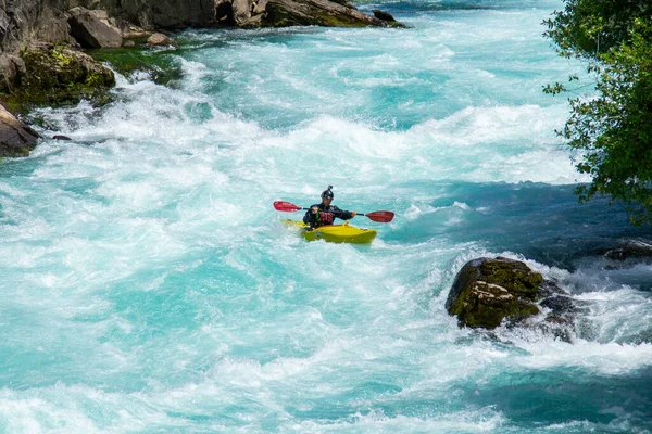 Yeni Zelanda 'ya git. Taupo Gölü, Kuzey Adası 'ndaki Huka Şelaleleri' nin en popüler turistik mekanı. Beyaz ve turkuaz su, arka planda yeşil orman. Güzel manzara manzarası. Aktif yaz tatili. 