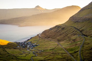 Stroymoy Adası, Faroe Adaları 'ndaki nefes kesici manzaranın altın saat manzarası