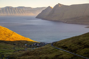 Stroymoy Adası, Faroe Adaları 'ndaki nefes kesici manzaranın altın saat manzarası