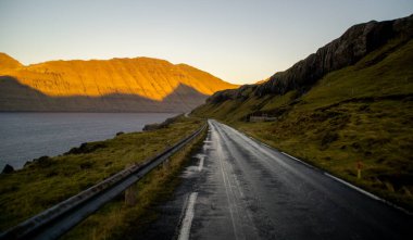 Stroymoy Adası, Faroe Adaları 'ndaki nefes kesici manzaranın altın saat manzarası