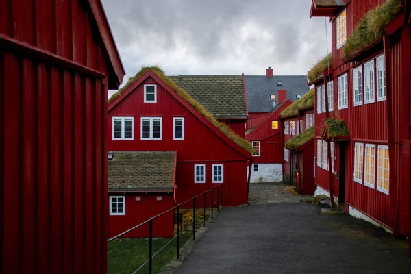 Başkent Faroe Adaları - Trshavn, Streymoy Adası 'ndaki geleneksel kırmızı tarihi ahşap ev / bina manzarası. Faroe Adaları 'nda (Danimarka) turist popülerliği)
