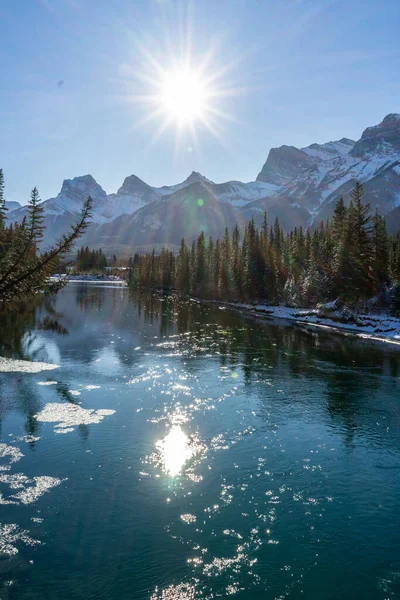 加拿大风景 冬季的雪景覆盖了高山风景 弓江和三姐妹 加拿大落基山脉阳光灿烂的一天 加拿大艾伯塔省坎莫尔 — 图库照片