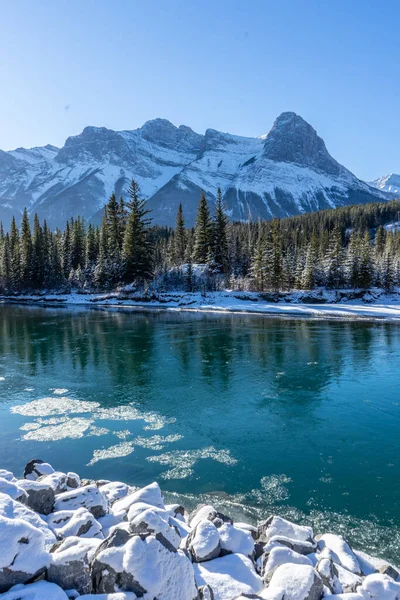 Paisaje Canadá Vista Del Paisaje Montañoso Cubierto Nieve Río Bow — Foto de Stock