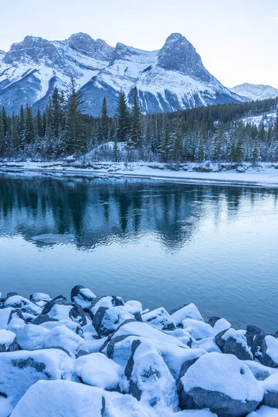 Канада Пейзаж Вид Сніг Покривав Гірські Краєвиди Річку Боу Три — стокове фото