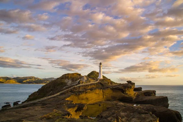 Gündoğumu Renklerinde Castlepoint Deniz Fenerinin Panoramik Manzara Manzarası Beyaz Simge — Stok fotoğraf