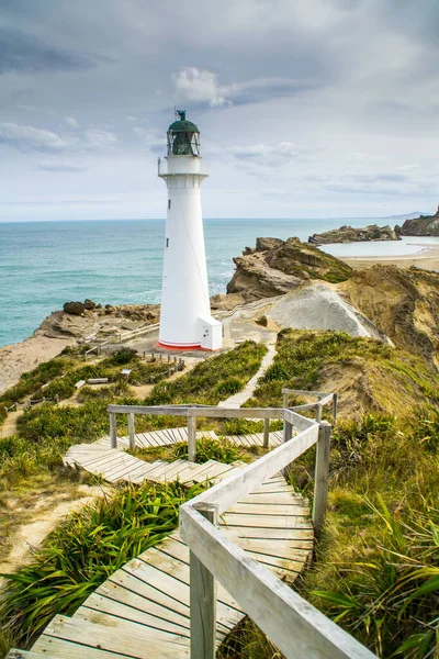 Yeni Zelanda, Kuzey Adası 'nın simgeleri. Wairarapa / Wellington bölgesindeki Castlepoint köyündeki beyaz deniz fenerinin panoramik manzara manzarası. Turistler için popüler eğlence / tatil yeri.