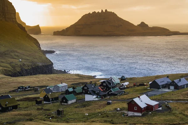 Vgar Adası 'ndaki Gasadalur köyünün tarihi evleri ve binalarının manzaralı manzarası. Faroe Adaları 'nda (Danimarka)