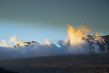 Gün batımında Faroe Adaları manzarası