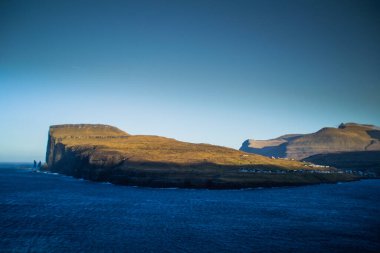 Gün batımında Faroe Adaları manzarası