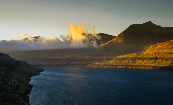 Cenário Paisagístico Das Ilhas Faroé Enquanto Pôr Sol — Fotografia de Stock