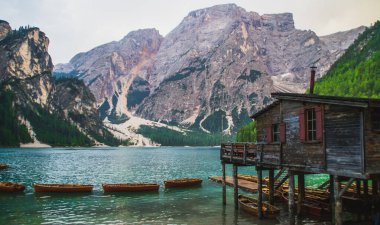 Güney Tyrol, İtalya 'da romantik Lago di Braies (Pragser Wildsee) teknesi ve ahşap tekneleri