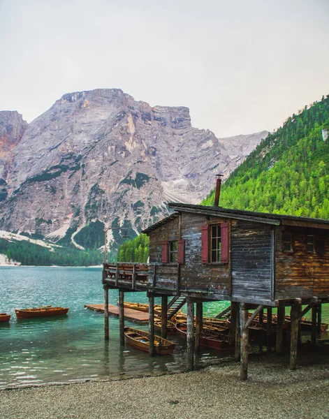Güney Tyrol, İtalya 'da romantik Lago di Braies (Pragser Wildsee) teknesi ve ahşap tekneleri